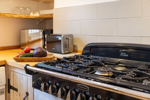 Een koelkast, een magnetron, een oven, een kookplaat