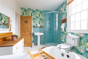 Een douche, een haardroger, handdoeken