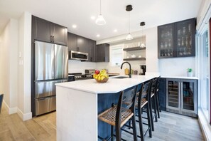 Frigorifero, microonde, forno, piano cottura