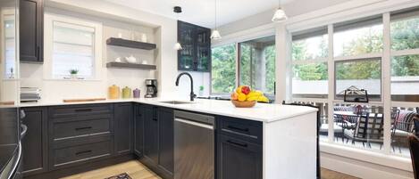 ثلاجة، ميكروويف، فرن، موقد طهي مسطح