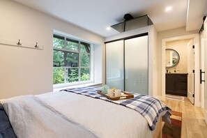 2 bedrooms, desk, iron/ironing board, WiFi