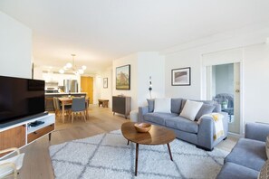 Smart TV, fireplace
