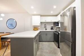 Refrigerador, microondas, horno y parrilla de estufa 