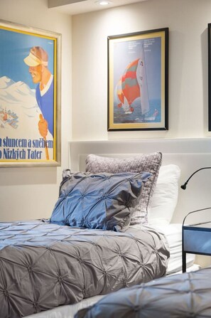 1 bedroom, desk, iron/ironing board, free WiFi - Slopeside ski in/out stylish 2BR/2BA HotTub & Pool (Whistler)