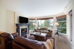 Televisie en een open haard