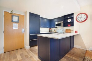 Een koelkast, een microgolfoven, een oven, een kookplaat