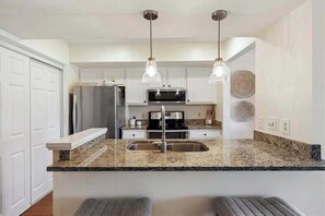 Fridge, microwave, oven, stovetop - Luxury Hilton Head Villa With Golf Views & Pool (Hilton Head Island)