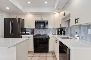 Geladeira, micro-ondas, fogão, cooktop