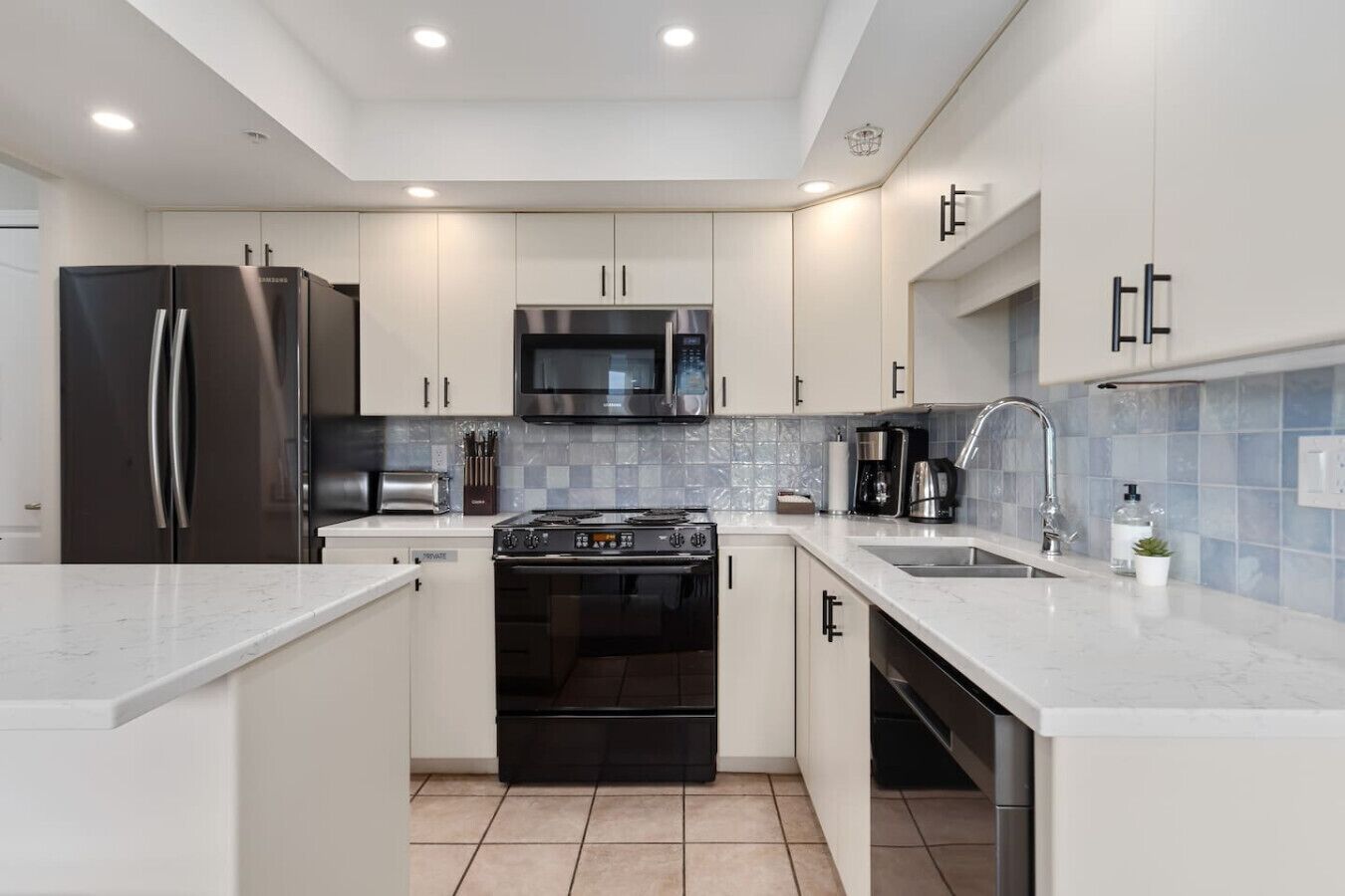 Køleskab, mikrobølgeovn, ovn, kogeplade