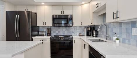 Køleskab, mikrobølgeovn, ovn, kogeplade