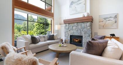 Luxury 4BR/4BA Chalet on Golf Course, w/Garage +AC