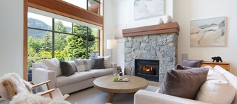 Luxury 4BR/4BA Chalet on Golf Course, w/Garage +AC