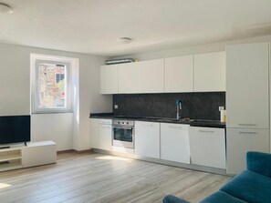 Fridge, oven, stovetop, dishwasher - 2Curio Court House Charming Lodge (Curio)