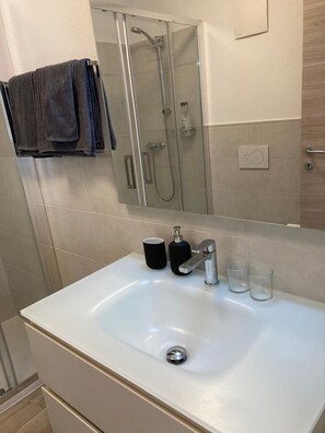 Shower, towels, toilet paper - 2Curio Court House Charming Lodge (Curio)