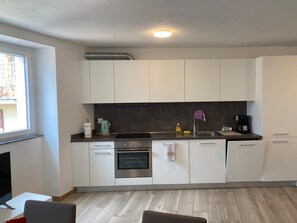 Fridge, oven, stovetop, dishwasher