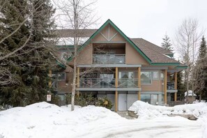 Exterior - 3BR Village Townhouse w/ Pvt Hot Tub & Parking (Whistler)