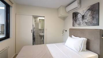 4 Schlafzimmer, Bügeleisen/Bügelbrett