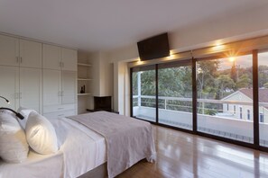 4 bedrooms, iron/ironing board