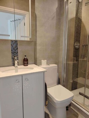 Hair dryer, towels, soap, toilet paper - 4 Bed Modern House next to Hyde Park (London)