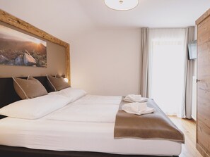 デラックス シャレー マウンテンビュー | 4 室のベッドルーム、遮光カーテン、防音設備、アイロン / アイロン台