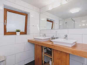 Chalet Deluxe, vue sur la montagne | Salle de bain | Pantoufles