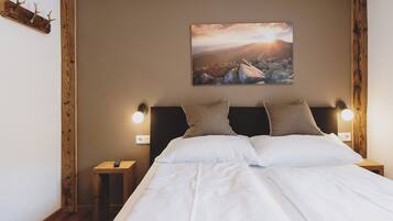 Alpehytte – deluxe, fjellutsikt | 4 soverom, blendingsgardiner, lydisolert og strykejern/-brett
