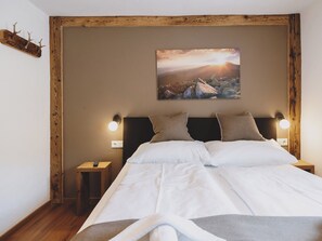 Deluxe Chalet, Mountain View | 4 bedrooms, blackout drapes, soundproofing, iron/ironing board - Chalet Naila by we rent (Bruck an der Grossglocknerstrasse)