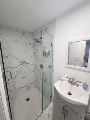 Hårføner, håndklær, såpe og toalettpapir