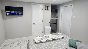 Unclassified image, 4 of 10, button - Cozy 1-bedroom studio in pleasant hollywood with AC (West Park)