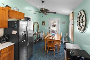 Dining - Private setting between flowing creeks, minutes from Cincinnati attractions. (Cincinnati)