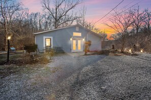 Exterior - Private setting between flowing creeks, minutes from Cincinnati attractions. (Cincinnati)
