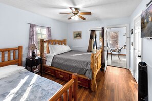 3 bedrooms, iron/ironing board, travel crib, WiFi - Private setting between flowing creeks, minutes from Cincinnati attractions. (Cincinnati)