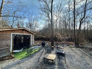 Outdoor dining - Private setting between flowing creeks, minutes from Cincinnati attractions. (Cincinnati)