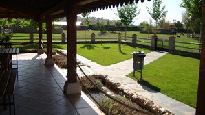 A covered patio area with a stone pathway leading to a grassy lawn. - Rural House La Casita (Ciudad Rodrigo)