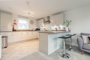 Réfrigérateur, micro-ondes, four, cafetière/bouilloire