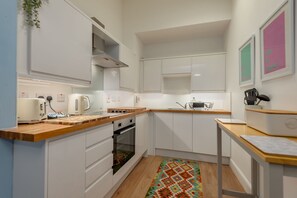 Kühlschrank, Ofen, Wasserkocher mit Kaffee-/Teezubehör, Wasserkocher