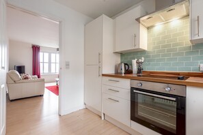 Kühlschrank, Mikrowelle, Ofen, Wasserkocher mit Kaffee-/Teezubehör