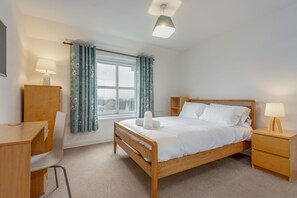 2 slaapkamers, een strijkplank/strijkijzer, gratis wifi, beddengoed