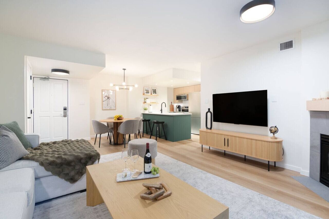 Smart TV, fireplace