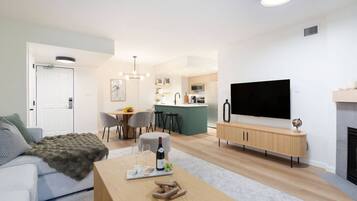 Smart TV, fireplace