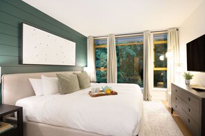 Desk, iron/ironing board, free WiFi, bed sheets - True Luxury - Pool, HT, Sauna (Whistler)