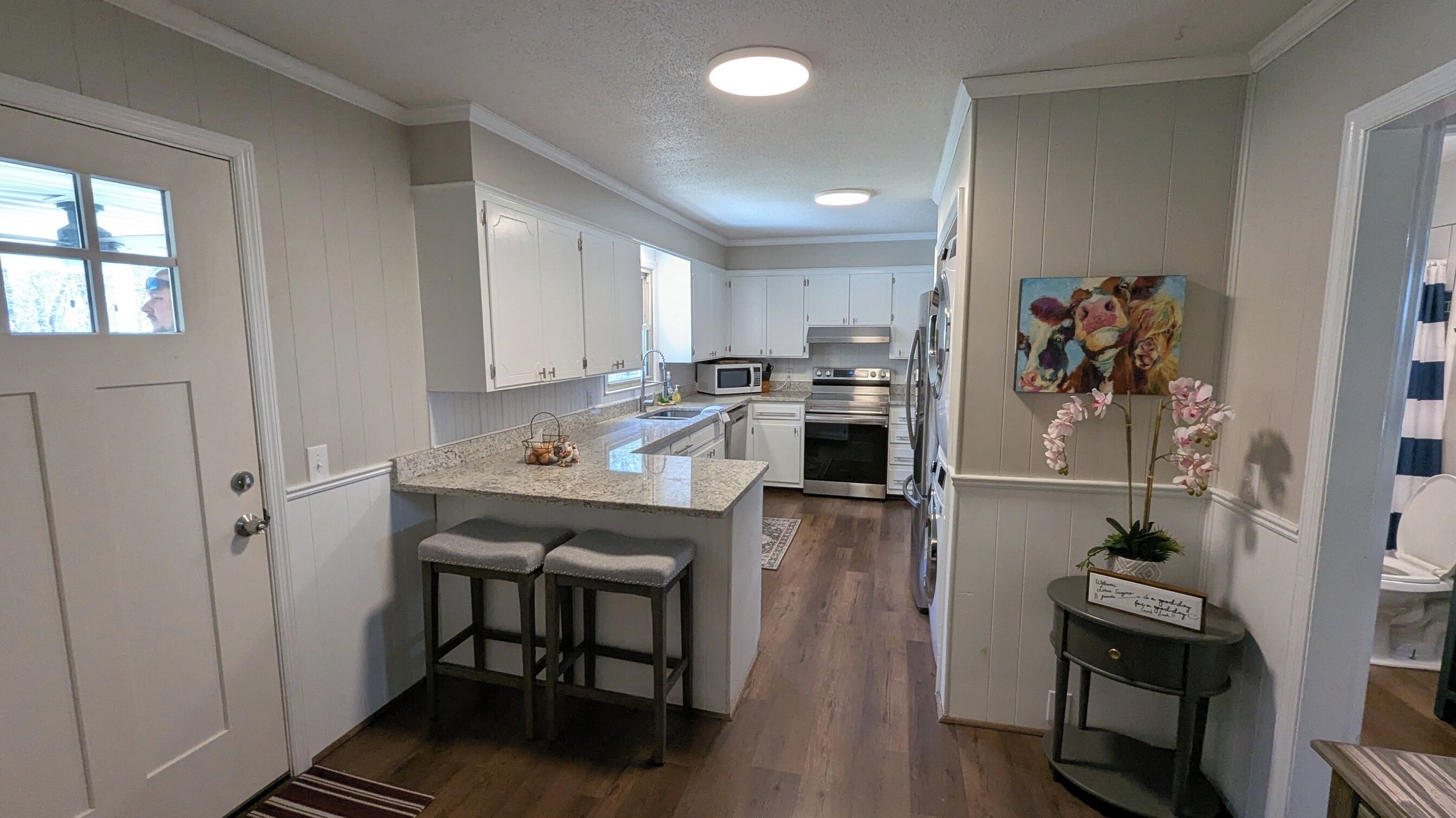 Jääkaappi, mikroaaltouuni, uuni, liesi