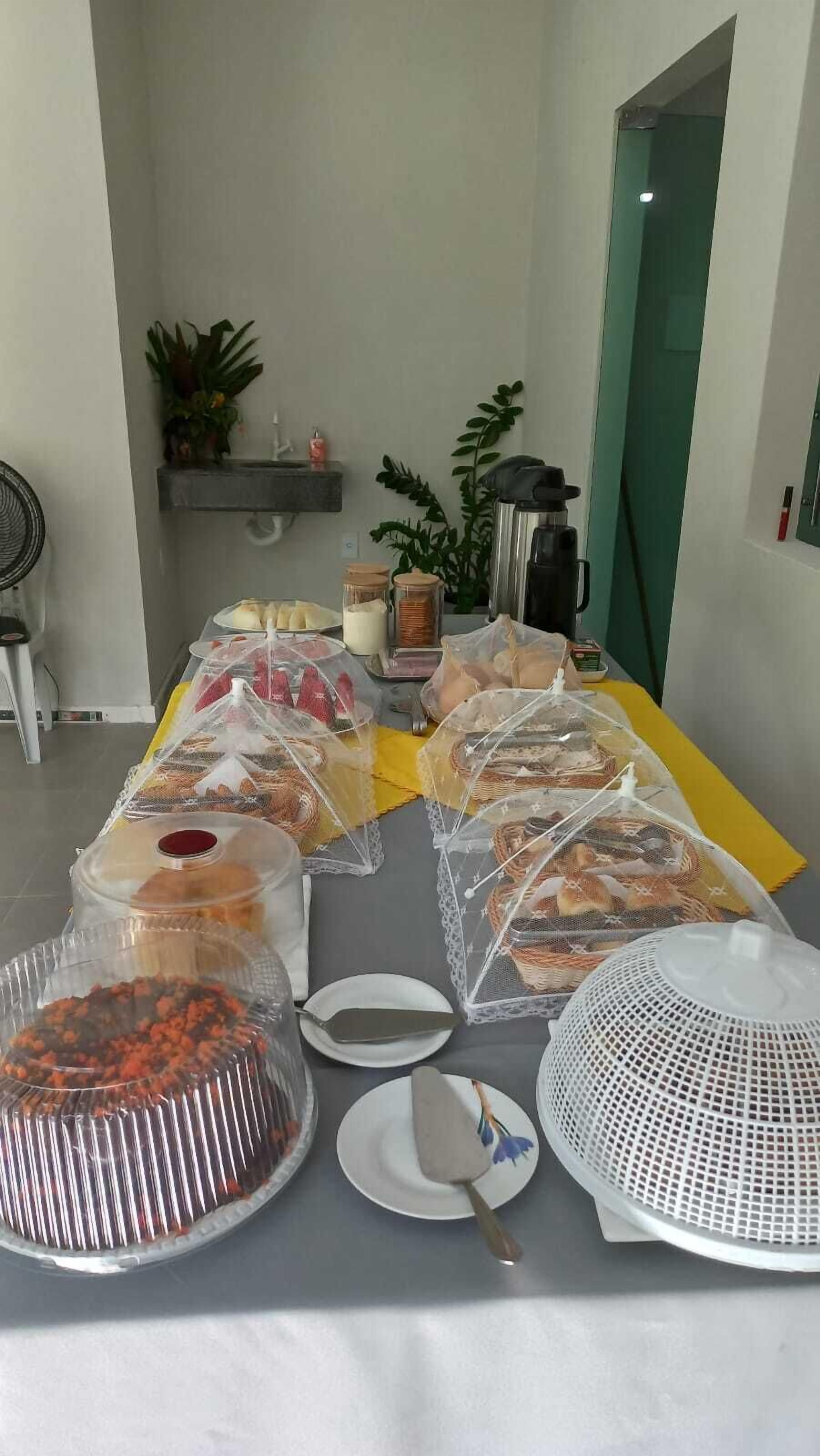 Une table de buffet avec des plats couverts et des ustensiles de service.
