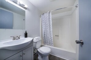 Séchoir à cheveux, serviettes fournies, savon, papier de toilette
