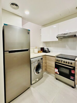 Geladeira, micro-ondas, fogão, cooktop