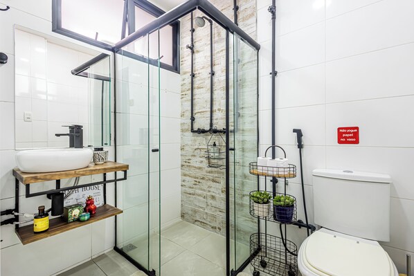 Dusche, Haartrockner, Handtücher, Toilettenpapier