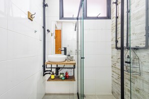 Regadera, secadora de cabello, toallas, papel de baño 