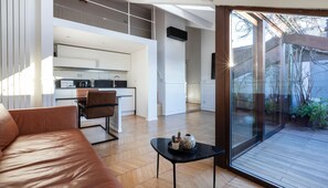 Apartemen (1 Bedroom) | Area keluarga | TV