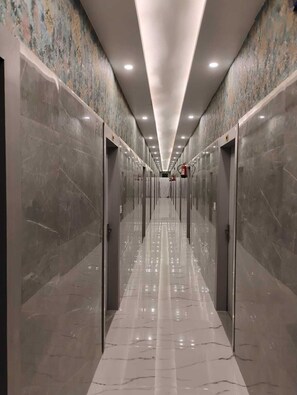 Télévision LED de 80 cm avec chaînes numériques, Netflix, lecteur de DVD