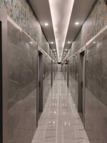 Una televisión LED, Netflix, un reproductor de DVD, películas de pago